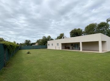 Casa en Venta de 3 ambientes  · Casa Moderna y Amplia en Venta en Barrio Los Olivos