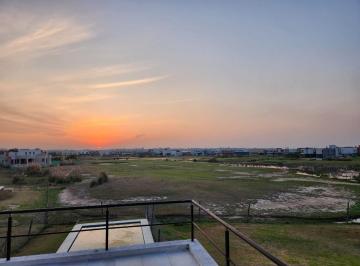Casa · 208m² · 4 Ambientes · 5 Cocheras · Casa en Venta Al Golf - Barrio Golf - El Canton
