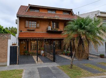 Casa · 81m² · 4 Ambientes · 1 Cochera · Venta Triplex 4 Ambientes en Carapachay Excelente Estado. Cocina Actualizada. - Apto Credito