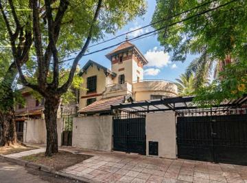 Casa · 411m² · 6 Ambientes · 3 Cocheras · Casa Histórica Remodelada en Florida Este, Jardín Imponente, Piscina, y Departamento Para Huéspedes.