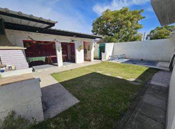Patio · Casa en Venta en Inaudi con Pileta