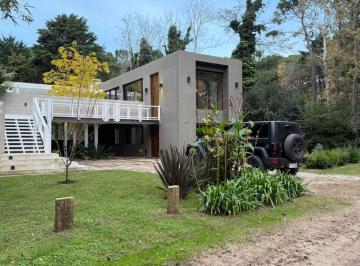 Casa · 320m² · 4 Ambientes · 2 Cocheras · Casa en Venta Carilo Urraca y Av Constancia