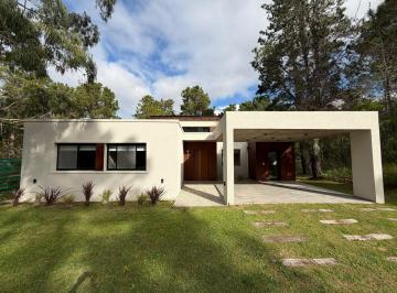 Casa · 124m² · 4 Ambientes · 1 Cochera · Casa en Venta en Villarobles, Brinzales 444