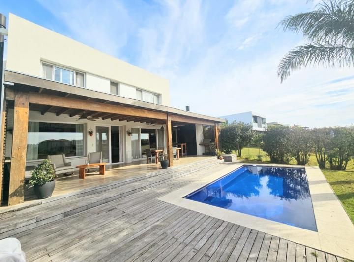 Casa · 300m² · 6 Ambientes · 6 Cocheras