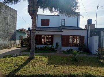 Casa · 150m² · 6 Ambientes · 2 Cocheras · Casa de 4 Dorm. en Venta en Santo Tome