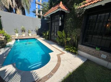 Casa · 244m² · 5 Ambientes · 2 Cocheras · Casa en Barrio Gudalupe con Patio y Pileta