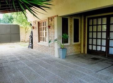Casa · 103m² · 4 Ambientes · 2 Cocheras · Se Vende Casa en Reconquista, Sobre F. Rossi 2596