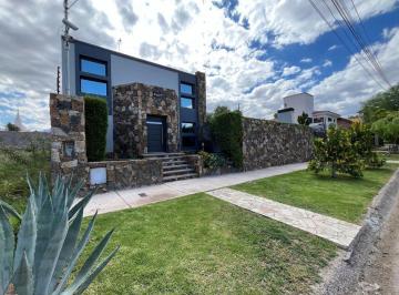 Casa · 182m² · 4 Ambientes · 2 Cocheras · Casa en Venta El Challao Zona Dalvian Alta Mendoza