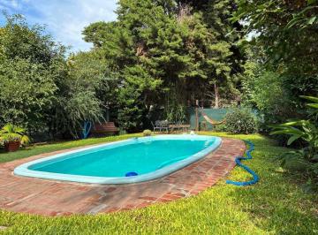 Casa · 72m² · 2 Ambientes · 1 Cochera · Venta Casa en Funes con Jardín y Pileta