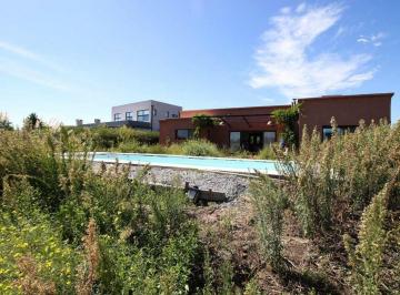 Casa · 177m² · 4 Ambientes · Venta Casa con Pileta y Laguna Acepta Financion