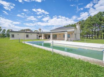 Casa · 224m² · 5 Ambientes · 2 Cocheras · Venta Casa 5 Amb 1 Ha La Macarena Pileta Permuta