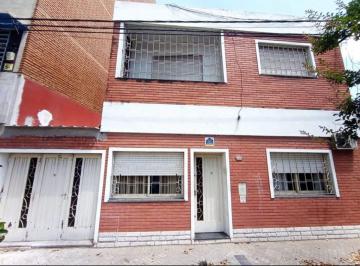 Casa · 179m² · 4 Ambientes · 1 Cochera · Venta Casa Tres Dorm. Cochera y Jardin