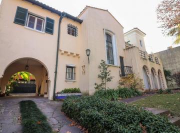 Casa · 470m² · 8 Ambientes · 2 Cocheras · Excelente Casa en El Mejor Lugar de San Isidro
