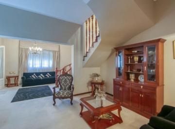 Casa · 280m² · 5 Ambientes · 1 Cochera · Casa en Alquiler en La Plata