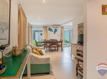 Casa · 208m² · 4 Ambientes · 3 Cocheras · Casa en Venta Gonnet