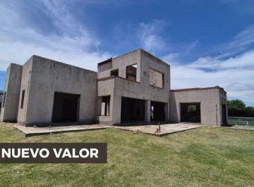 Casa · 333m² · 6 Ambientes · 2 Cocheras · Casa en Construcción en Campos de Roca II en Venta