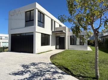 Casa · 252m² · 5 Ambientes · 2 Cocheras · Casa en Alquiler en Rumenco Joven