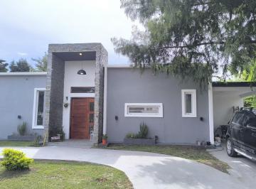 Casa · 160m² · 4 Ambientes · 2 Cocheras · Casa Chalet en Venta en Pilar Centro, Pilar, G. B. a. Zona Norte