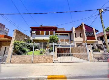 Casa · 292m² · 8 Ambientes · 3 Cocheras · Casa en Venta San Justo | Parque, Pileta y Jacuzzi