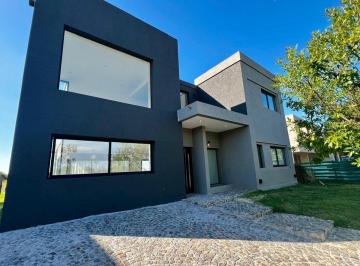 Casa · 200m² · 5 Ambientes · 2 Cocheras · Venta de Casa a La Laguna Barrio Nautico El Naudir