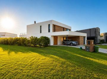 Casa · 217m² · 5 Ambientes · 3 Cocheras · Casa en Venta en Ayres Plaza, Pilar, G. B. a. Zona Norte