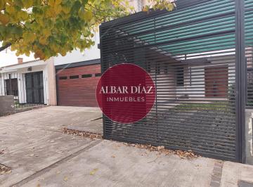 Casa · 236m² · 3 Dormitorios · 3 Cocheras · Excelente Casa Familiar | 3 Dorm., Escritorio, Pileta | 3 Cocheras