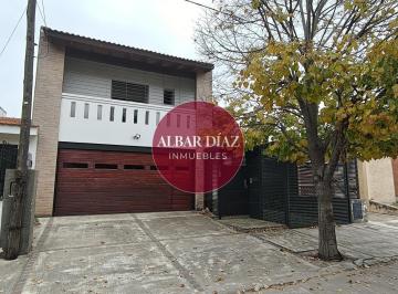 Casa · 236m² · 3 Dormitorios · 3 Cocheras · Excelente Casa Familiar | 3 Dorm., Escritorio, Pileta | 3 Cocheras