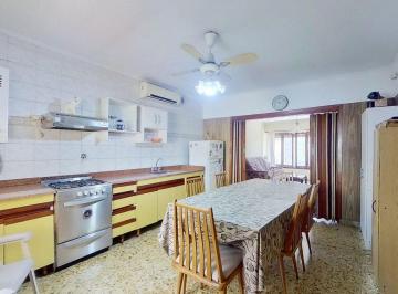 Casa · 123m² · 4 Ambientes · Venta Casa Multifamiliar Lote Propio con Parrilla