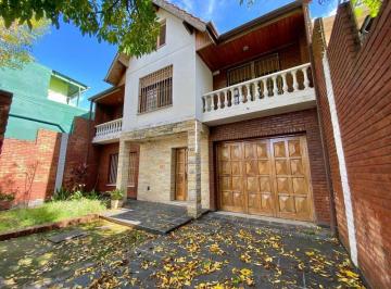 Casa · 286m² · 5 Ambientes · 2 Cocheras · Casa 5 Ambientes con Garage Doble Quincho y Jardin