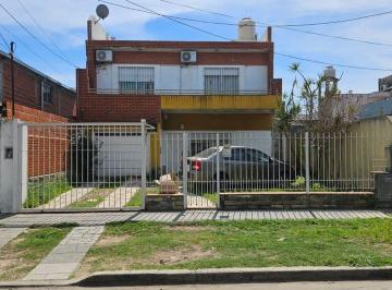 Casa · 190m² · 4 Ambientes · 1 Cochera · Venta Casa en Dos Plantas 4 Ambientes Moron Haedo