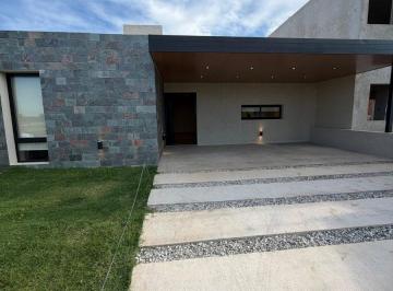 Casa · 157m² · 4 Ambientes · 2 Cocheras · Se Vende Casa en Docta 3 Dorm.