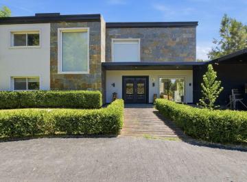 Casa · 330m² · 7 Ambientes · 2 Cocheras · Venta Casa Altos de Manzanares Pilar Permuta