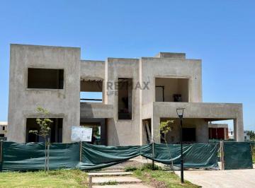 Casa · 221m² · 4 Ambientes · Venta de Casa en Village Plaza