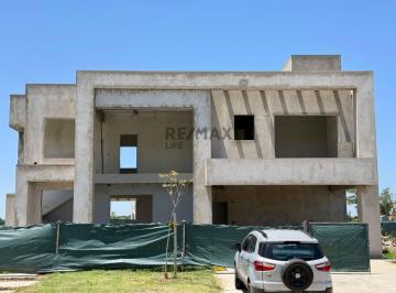 Casa · 226m² · 4 Ambientes · Venta de Casa en Barrio Village Plaza