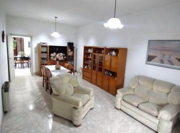 Casa · 100m² · 3 Ambientes · Venta, Casa 3 Amb. Fondo y Quincho y Terraza.