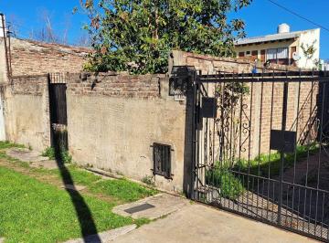 Casa · 90m² · 3 Ambientes · 2 Cocheras · Casa 3 Amb en Venta en Castelar con Gran Terreno