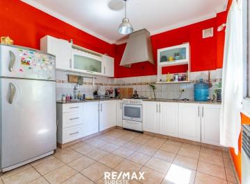 Casa · 100m² · 4 Ambientes · 1 Cochera · Casa 3 Hab, Quincho, Patio Verde