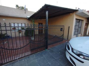 Casa · 92m² · 3 Ambientes · 2 Cocheras · Casa en Venta con Local Comercial / Lote de 254 Mt