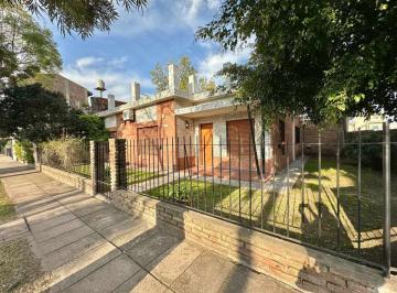 Casa · 145m² · 3 Ambientes · 1 Cochera · Venta Casa 3amb + Local Villa Tesei/ Apto Credito