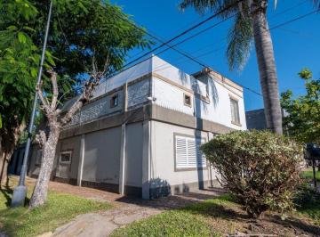 Casa · 138m² · 5 Ambientes · 1 Cochera · Casa de 3 Dorm. Quincho y Cochera en Venta