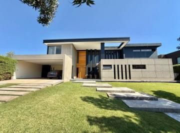Casa · 613m² · 8 Ambientes · 2 Cocheras · Exclusiva Casa en Barrio Privado Rincón de Araoz