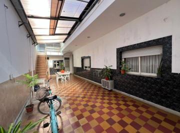Casa · 130m² · 4 Ambientes · 1 Cochera · Casa Sobre Lote Propio en Villa Lugano