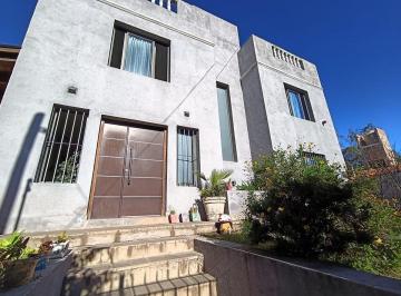 Casa · 186m² · 4 Ambientes · 2 Cocheras · Casa 3 Dorm, 2 Baños y Esc en Villa Allende Centro