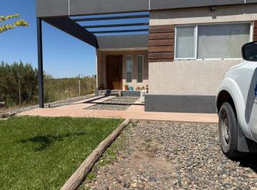 Casa · 84m² · 4 Ambientes · 2 Cocheras · Venta de Casa Amoblada, Chocon Medio
