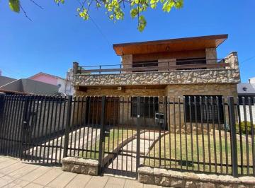 Casa · 272m² · 6 Ambientes · 1 Cochera · Casa 5 Ambientes + Quincho Hurlingham Apto Crédito