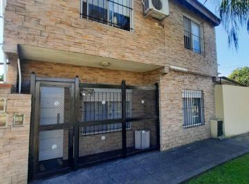 Casa · 90m² · 4 Ambientes · 2 Cocheras · Venta Casa 4 Amb en Esquina con Quincho y Jardín