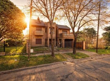 Casa · 174m² · 4 Ambientes · 3 Cocheras · Vende Casa C/excelente Ubicación Apta Crédito