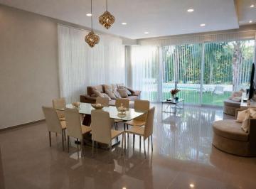 Casa · 310m² · 8 Ambientes · 1 Cochera · Se Vende Casa en Country 8 Ambientes Pileta