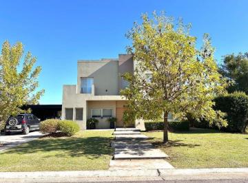 Casa · 208m² · 5 Ambientes · 2 Cocheras · Oportunidad Casa en Venta a La Laguna Villanueva