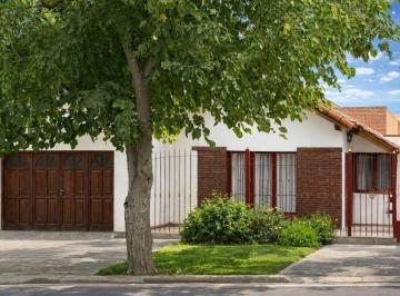 Casa · 130m² · 4 Ambientes · 2 Cocheras · Hermosa Casa a La Venta en Godoy Cruz